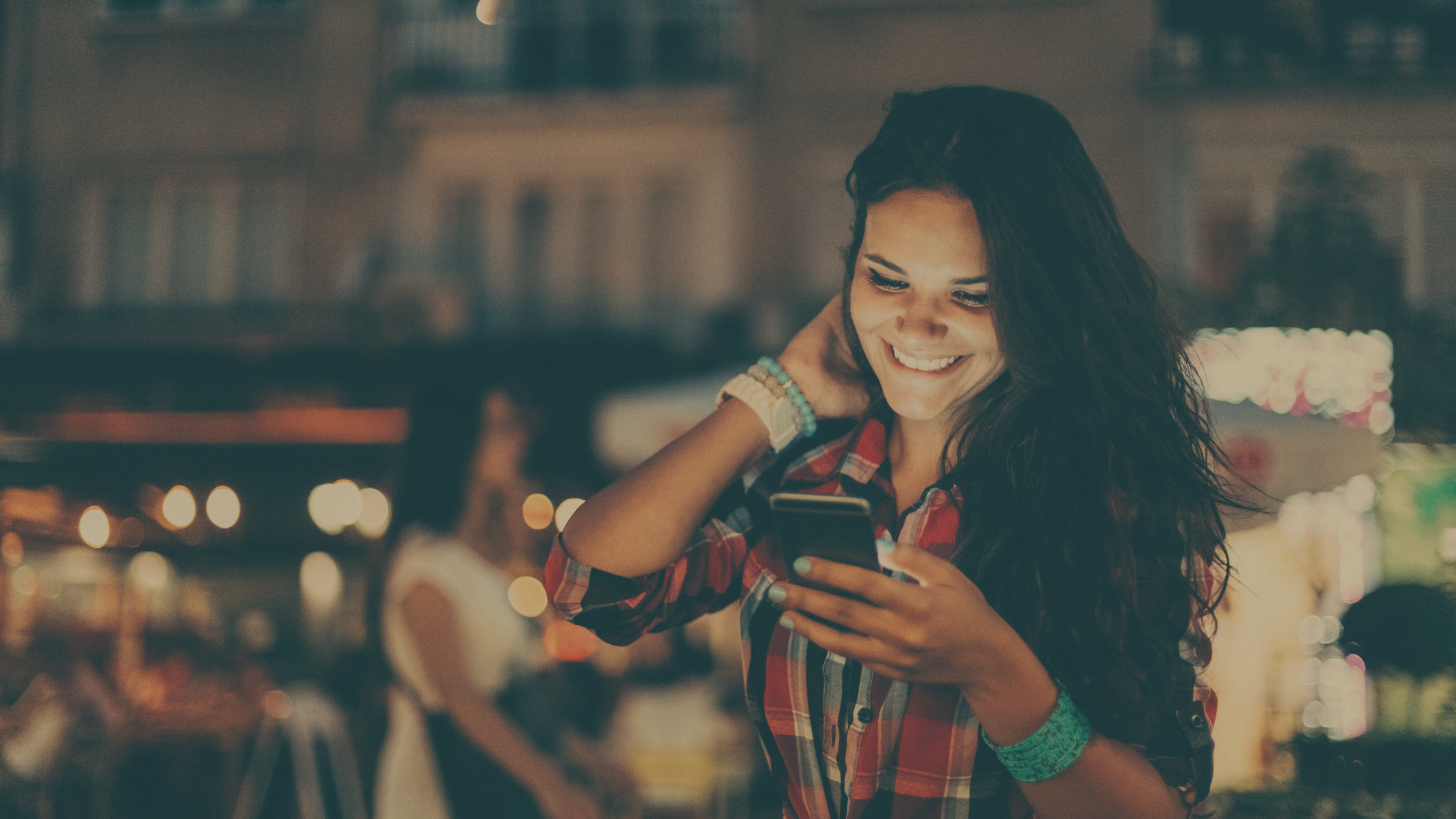 Woman who is texting securely attached in dating