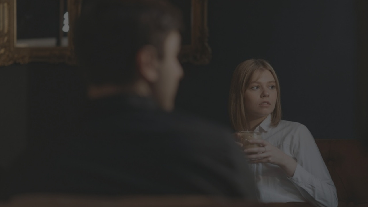 Woman sitting apart from her partner, the distance of an anxious avoidant dynamic
